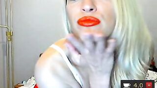 BabyLove забавляется и игрушкой