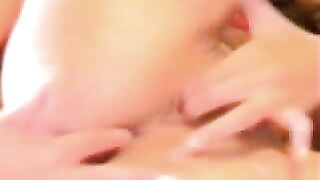 naughtybabe трахает свою попку и киску