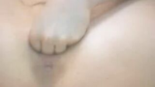 Клео забавляется