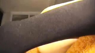 Блонда с красной игрушкой