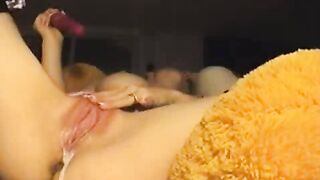 Блонда с красной игрушкой