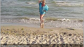 Sexyblond играется с киской