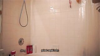 Жопастая в ванной