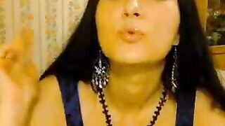 Брюнетка в чулках