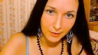 Брюнетка в чулках