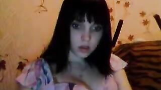 Молоденькая брюнетка