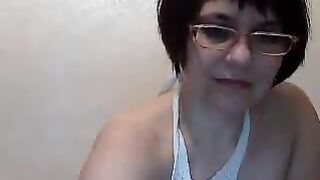 Пышечка мастурбирует