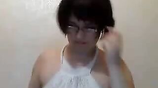 Пышечка мастурбирует