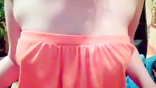 Брюнетка в черных чулочках