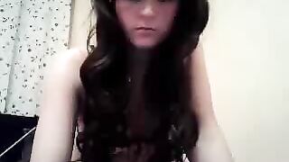 Симпатичная брюнетка