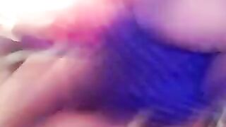 С красной игрушкой