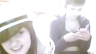 Подружки прикалываются