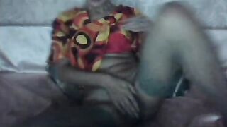 Ковыряет влагалище и анус