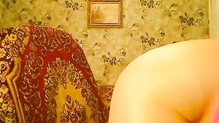 Мастурбирует в розовой сеточке