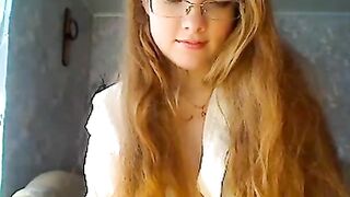 Рыженькая в очках с игрушкой