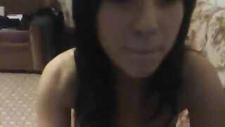 Брюнетка трахает себя игрушкой