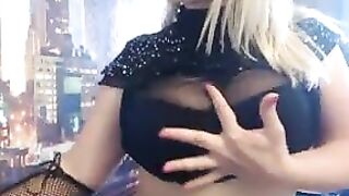 alenakiss5 мастурбирует в черном