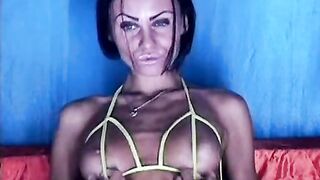 annilove разрабатывает попку