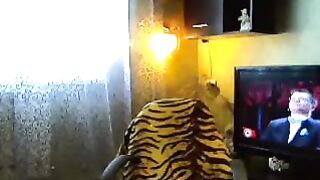 briana с красной игрушкой