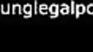 красотка ласкает свои дырочки