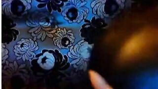 lighteyesxx показывает свои дырочки