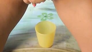 написала в стаканчик