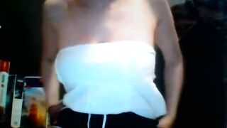 Pupi Zefiro эротично раздевается