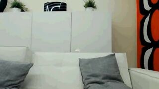 Стройная блондинка аналит себя