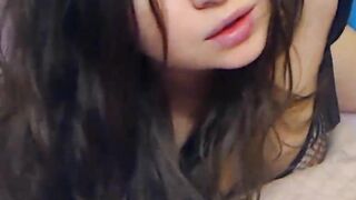 AngelSweet23 доводит себя до оргазма