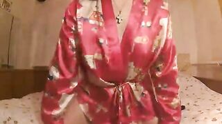 SexyLiliya сосет игрушку