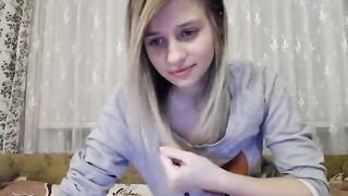 VikaMicky трахает свои дырочки