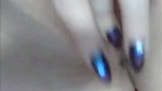 LadyyyO с конфеткой