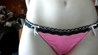 Девочка в розовых трусиках