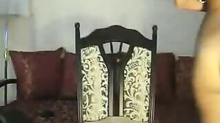 Брюнетка с игрушкой