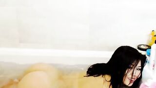 азиатка в ванне