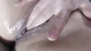 LoveCatsuit мастурбирует