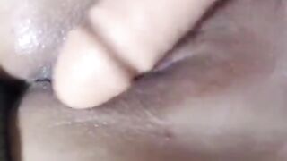 LoveCatsuit мастурбирует