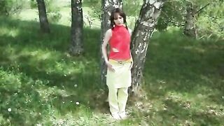 SweetKotenka отсасывает в лесу