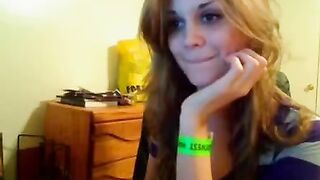 Молоденькая перед вебкой