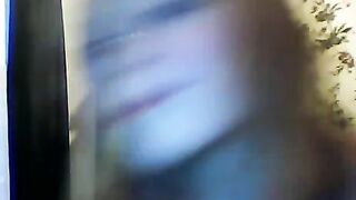 Сиськастая блондинка