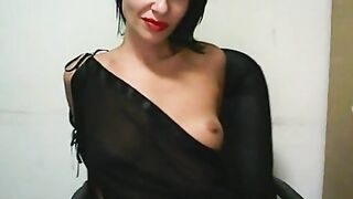 Зрелая онлайнблудница  в легком стрипе