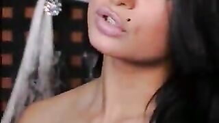 Секси брюнетка