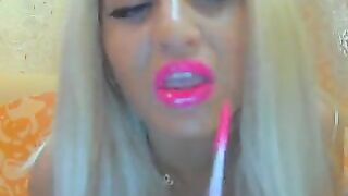 Блонда с большими