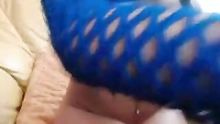 Брюнетка трахает свои дырочки