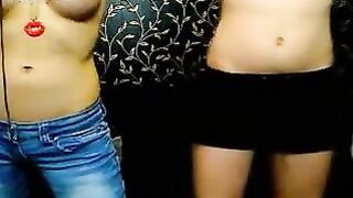 Сучки разделись