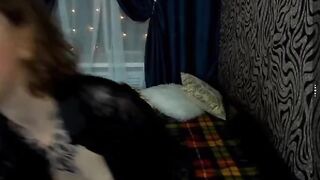 TianaGrace дрочит игрушкой свою волосатую писю