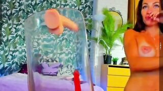 krystalMini дрочит красной игрушкой свою писю c Lovensом в попе и еще одну игрушку сосет