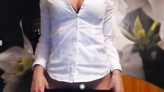 сексуально танцует