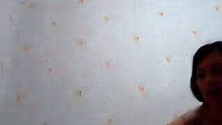 Брюнетка забавляется