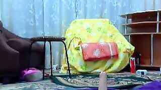 Брюнетка забавляется